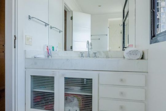 Para comprar: apartamento em Campo Belo com 4 suítes, varanda gourmet, closet e academia no condomínio. — Banheiro Suíte 2