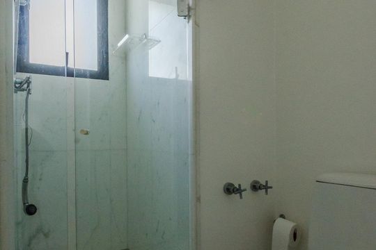 Para comprar: apartamento em Campo Belo com 4 suítes, varanda gourmet, closet e academia no condomínio. — Banheiro Suíte 3