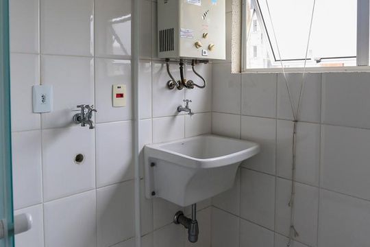 Venda de apartamento em Sumarezinho: 2 quartos, piscina e academia no condomínio. — Área de Serviço