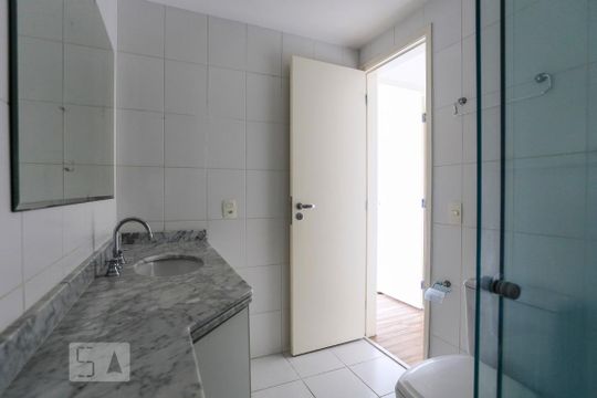 Venda de apartamento em Sumarezinho: 2 quartos, piscina e academia no condomínio. — Banheiro
