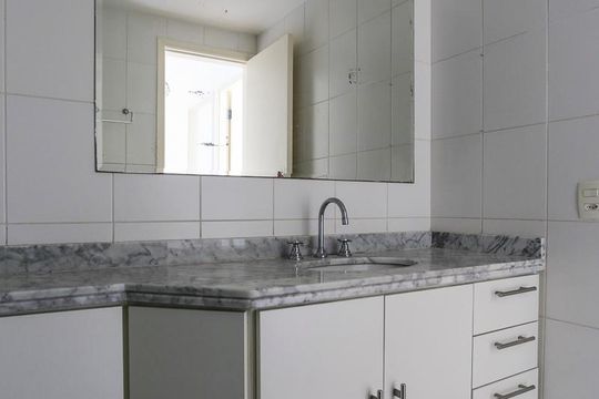 Venda de apartamento em Sumarezinho: 2 quartos, piscina e academia no condomínio. — Banheiro