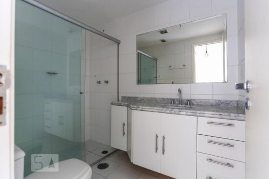Venda de apartamento em Sumarezinho: 2 quartos, piscina e academia no condomínio. — Banheiro