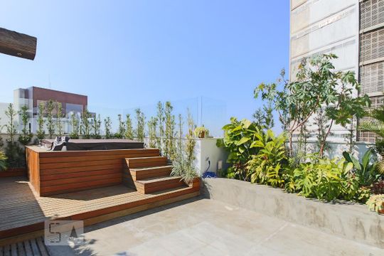 Apartamento à venda na Bela Vista, mobiliado, com 2 quartos (1 suíte) e varanda. — Quintal