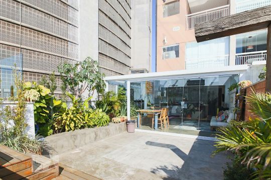 Apartamento à venda na Bela Vista, mobiliado, com 2 quartos (1 suíte) e varanda. — Quintal