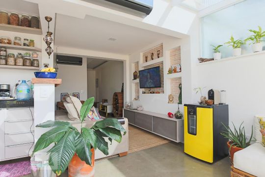 Apartamento à venda na Bela Vista, mobiliado, com 2 quartos (1 suíte) e varanda. — Sala