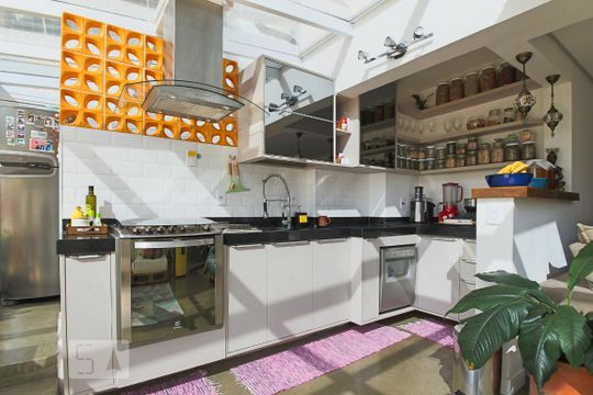 Apartamento à venda na Bela Vista, mobiliado, com 2 quartos (1 suíte) e varanda. — Cozinha