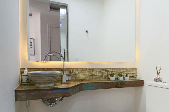 Apartamento à venda na Bela Vista, mobiliado, com 2 quartos (1 suíte) e varanda. — Banheiro 2