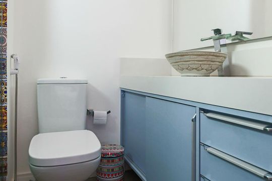Apartamento à venda na Bela Vista, mobiliado, com 2 quartos (1 suíte) e varanda. — Banheiro 1/ Suíte