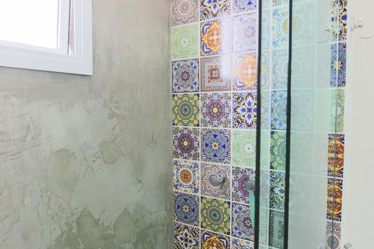 Apartamento à venda na Bela Vista, mobiliado, com 2 quartos (1 suíte) e varanda. — Banheiro 1/ Suíte