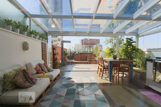 Apartamento à venda na Bela Vista, mobiliado, com 2 quartos (1 suíte) e varanda. — Sala