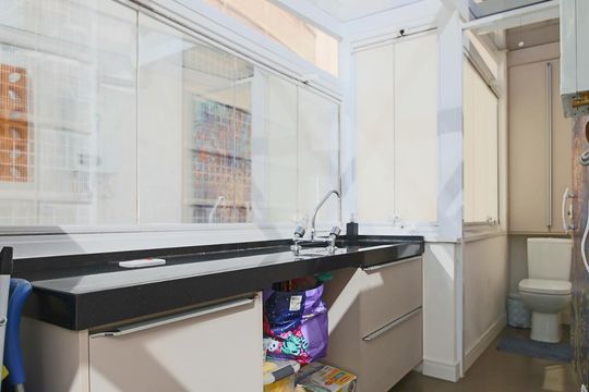 Apartamento à venda na Bela Vista, mobiliado, com 2 quartos (1 suíte) e varanda. — Área de Serviço