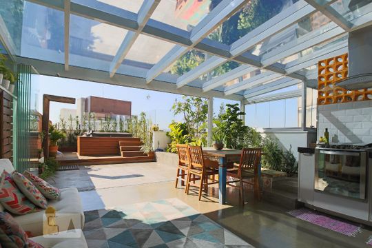 Apartamento à venda na Bela Vista, mobiliado, com 2 quartos (1 suíte) e varanda. — Sala