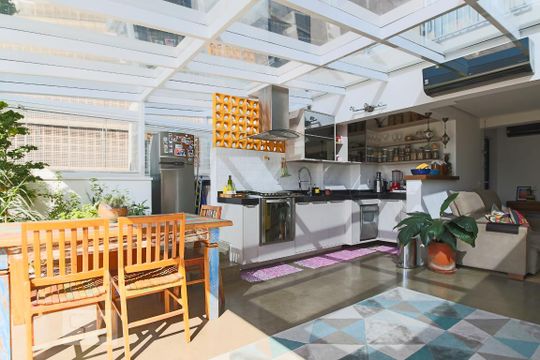 Apartamento à venda na Bela Vista, mobiliado, com 2 quartos (1 suíte) e varanda. — Sala