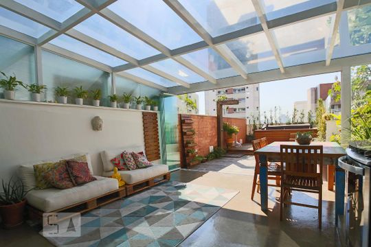 Apartamento à venda na Bela Vista, mobiliado, com 2 quartos (1 suíte) e varanda. — Sala