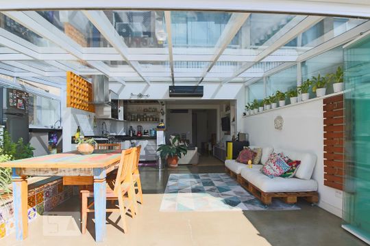 Apartamento à venda na Bela Vista, mobiliado, com 2 quartos (1 suíte) e varanda. — Sala