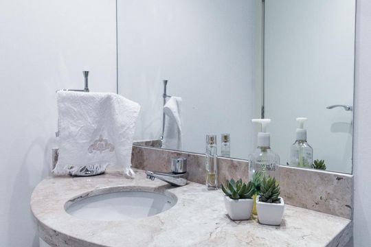 Para comprar um apartamento mobiliado com 3 quartos e varanda em Cidade Monções, venda com academia no condomínio. — Lavabo