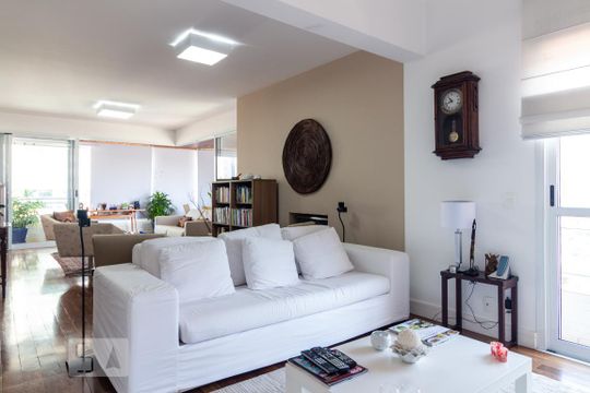 Para comprar um apartamento mobiliado com 3 quartos e varanda em Cidade Monções, venda com academia no condomínio. — Sala de Estar