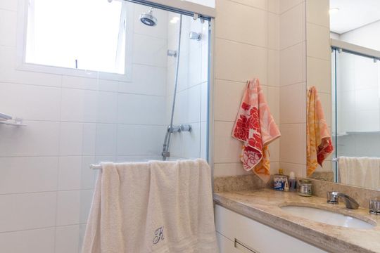 Para comprar um apartamento mobiliado com 3 quartos e varanda em Cidade Monções, venda com academia no condomínio. — Banheiro da Suíte 1
