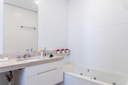 Para comprar um apartamento mobiliado com 3 quartos e varanda em Cidade Monções, venda com academia no condomínio. — Banheiro da Suíte 1