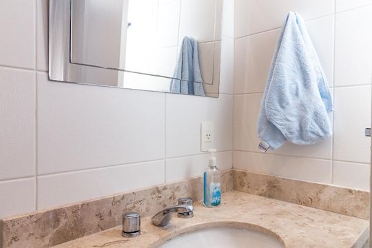 Para comprar um apartamento mobiliado com 3 quartos e varanda em Cidade Monções, venda com academia no condomínio. — Banheiro da Suíte 2