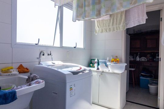 Para comprar um apartamento mobiliado com 3 quartos e varanda em Cidade Monções, venda com academia no condomínio. — Área de Serviço