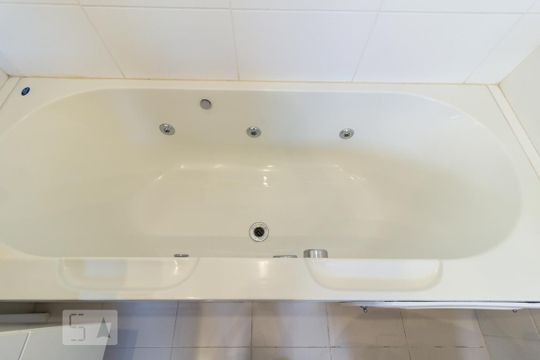 Para comprar um apartamento mobiliado com 3 quartos e varanda em Cidade Monções, venda com academia no condomínio. — Banheiro da Suíte 1