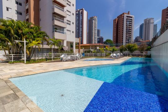Para comprar um apartamento mobiliado com 3 quartos e varanda em Cidade Monções, venda com academia no condomínio. — Área comum - Piscina