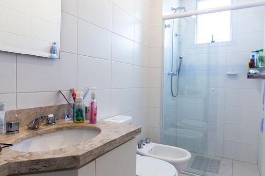 Para comprar um apartamento mobiliado com 3 quartos e varanda em Cidade Monções, venda com academia no condomínio. — Banheiro da Suíte 3