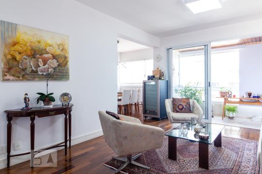 Para comprar um apartamento mobiliado com 3 quartos e varanda em Cidade Monções, venda com academia no condomínio. — Sala de Estar