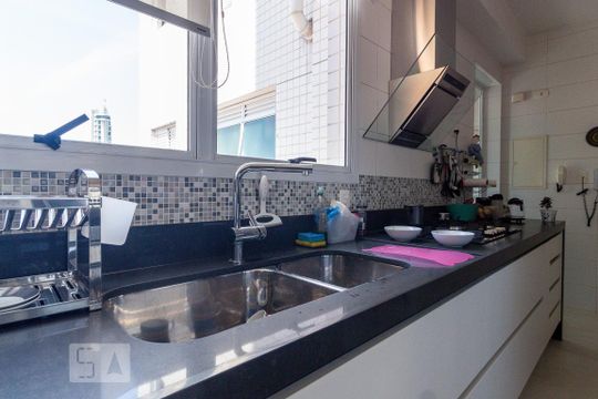 Para comprar um apartamento mobiliado com 3 quartos e varanda em Cidade Monções, venda com academia no condomínio. — Cozinha