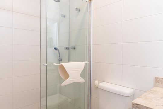 Para comprar um apartamento mobiliado com 3 quartos e varanda em Cidade Monções, venda com academia no condomínio. — Banheiro da Suíte 2