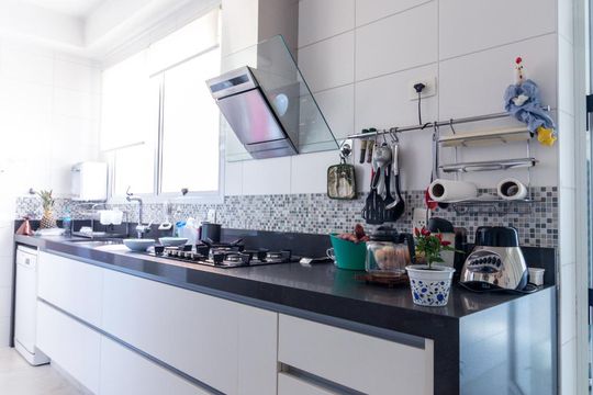 Para comprar um apartamento mobiliado com 3 quartos e varanda em Cidade Monções, venda com academia no condomínio. — Cozinha