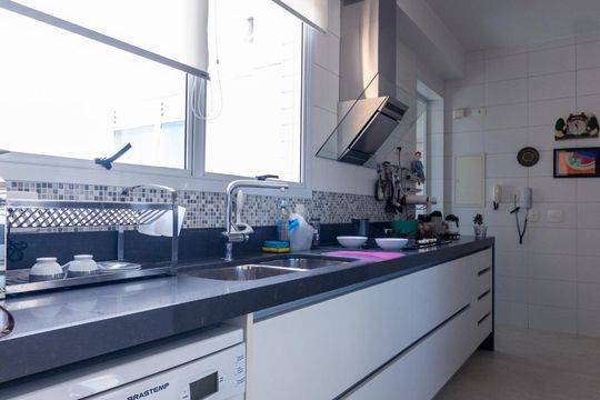 Para comprar um apartamento mobiliado com 3 quartos e varanda em Cidade Monções, venda com academia no condomínio. — Cozinha
