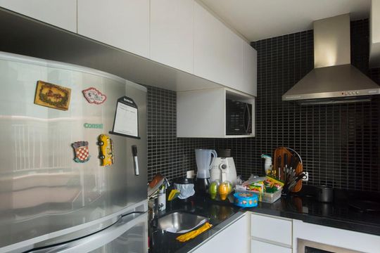 Apartamento mobiliado com 2 suítes, churrasqueira, e aceita animais de estimação. Disponível para compra! — Cozinha