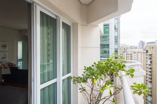 Apartamento mobiliado com 2 suítes, churrasqueira, e aceita animais de estimação. Disponível para compra! — Varanda
