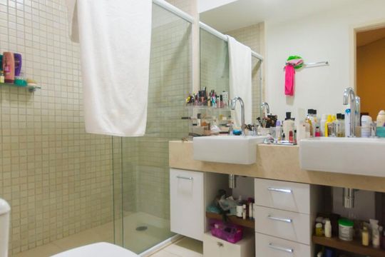 Apartamento mobiliado com 2 suítes, churrasqueira, e aceita animais de estimação. Disponível para compra! — Banheiro Suite