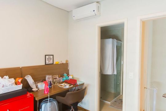 Apartamento mobiliado com 2 suítes, churrasqueira, e aceita animais de estimação. Disponível para compra! — Suite 01