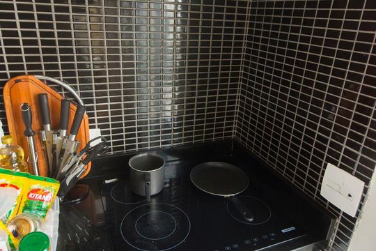 Apartamento mobiliado com 2 suítes, churrasqueira, e aceita animais de estimação. Disponível para compra! — Cozinha
