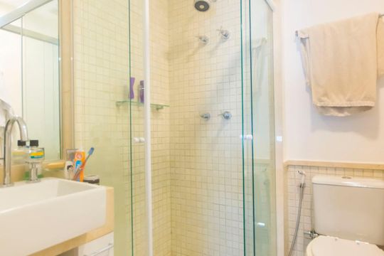 Apartamento mobiliado com 2 suítes, churrasqueira, e aceita animais de estimação. Disponível para compra! — Banheiro Suite