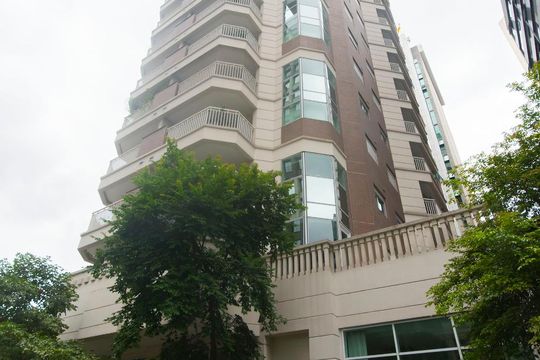 Apartamento mobiliado com 2 suítes, churrasqueira, e aceita animais de estimação. Disponível para compra! — Fachada