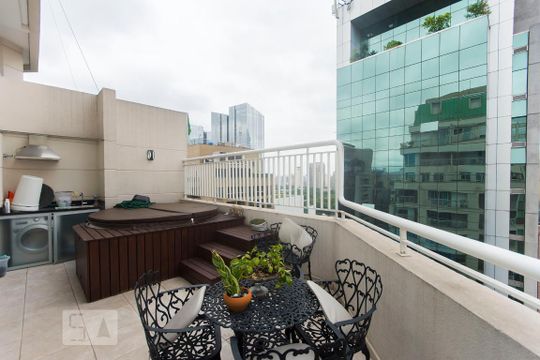 Apartamento mobiliado com 2 suítes, churrasqueira, e aceita animais de estimação. Disponível para compra! — Cobertura
