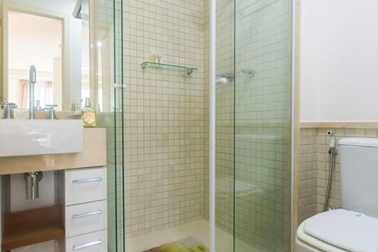 Apartamento mobiliado com 2 suítes, churrasqueira, e aceita animais de estimação. Disponível para compra! — Banheiro