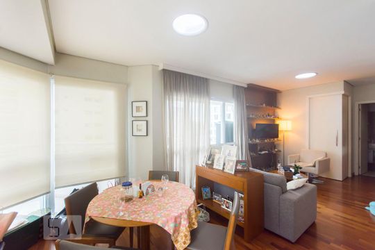 Apartamento mobiliado com 2 suítes, churrasqueira, e aceita animais de estimação. Disponível para compra! — Sala