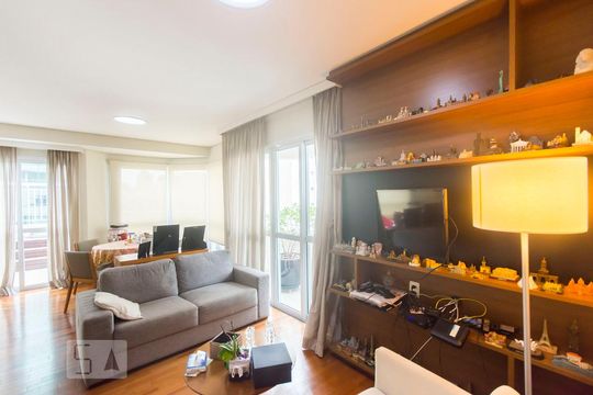 Apartamento mobiliado com 2 suítes, churrasqueira, e aceita animais de estimação. Disponível para compra! — Sala