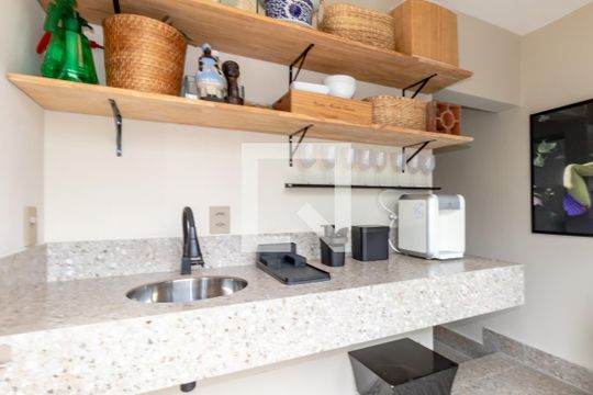 Apartamento mobiliado com 2 quartos, 1 suíte e varanda disponível para compra. — Cobertura