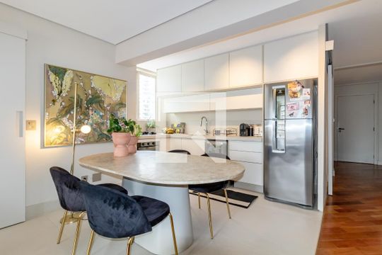 Apartamento mobiliado com 2 quartos, 1 suíte e varanda disponível para compra. — Cozinha
