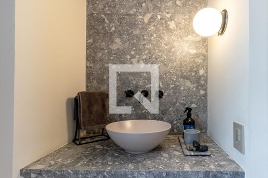 Apartamento mobiliado com 2 quartos, 1 suíte e varanda disponível para compra. — Banheiro Social
