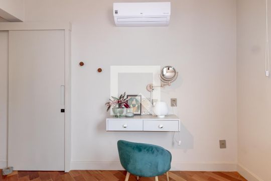 Apartamento mobiliado com 2 quartos, 1 suíte e varanda disponível para compra. — Quarto 1