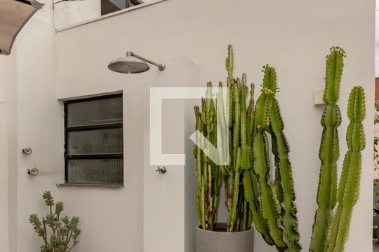 Apartamento mobiliado com 2 quartos, 1 suíte e varanda disponível para compra. — Cobertura