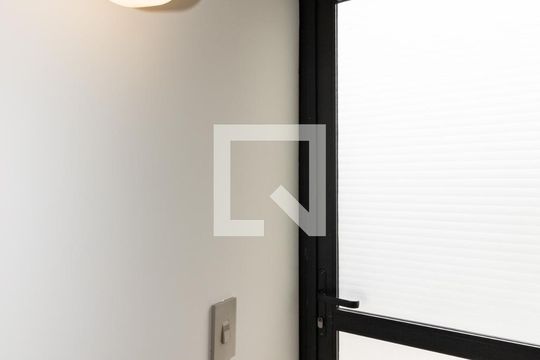 Apartamento mobiliado com 2 quartos, 1 suíte e varanda disponível para compra. — Banheiro da cobertura